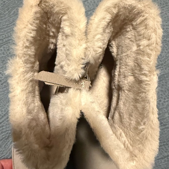 EUC TOMS Women's 7.5 Tan Fur-Lined Snow Winter Boots - Picture 4 of 4